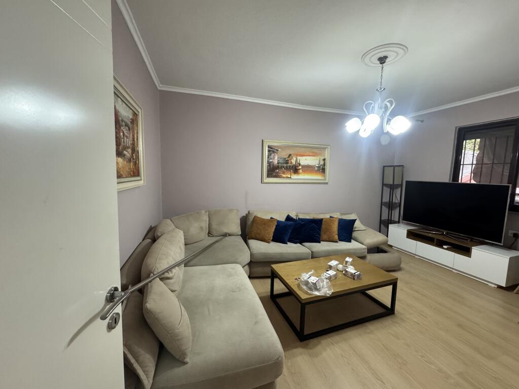 Jepet me Qera Apartament 1+1  Adresa : Ish parku rruga ndre mjeda  Kati 1  Pallat pa ashensor  I mobiluar  Cmimi : 500€