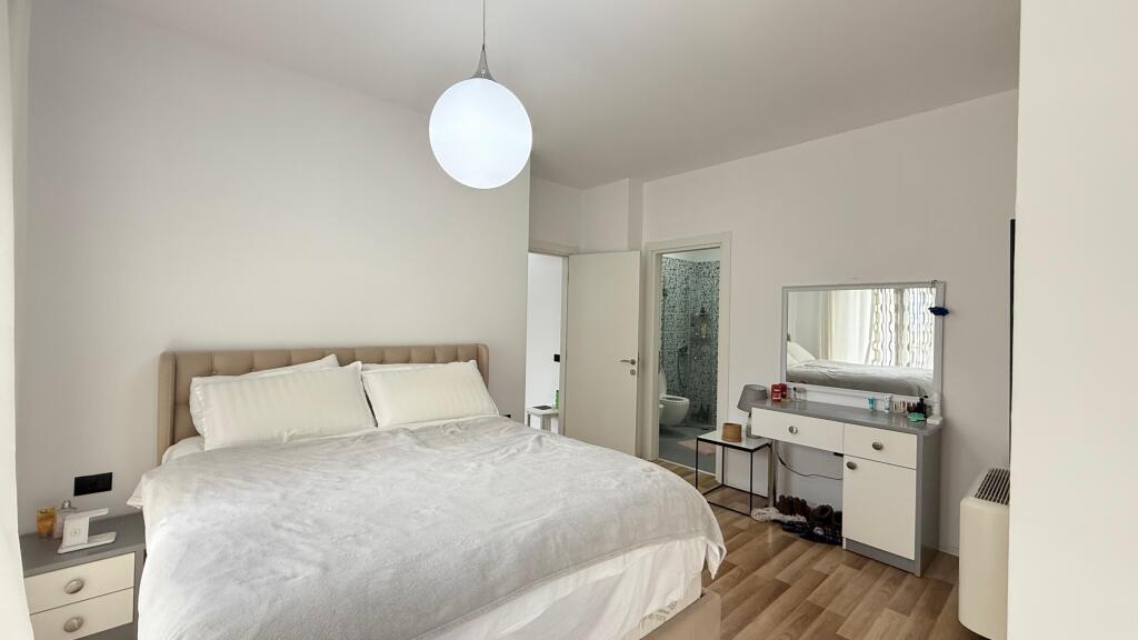 Apartament 2+1 per qera tek Rruga e Kosovarve!