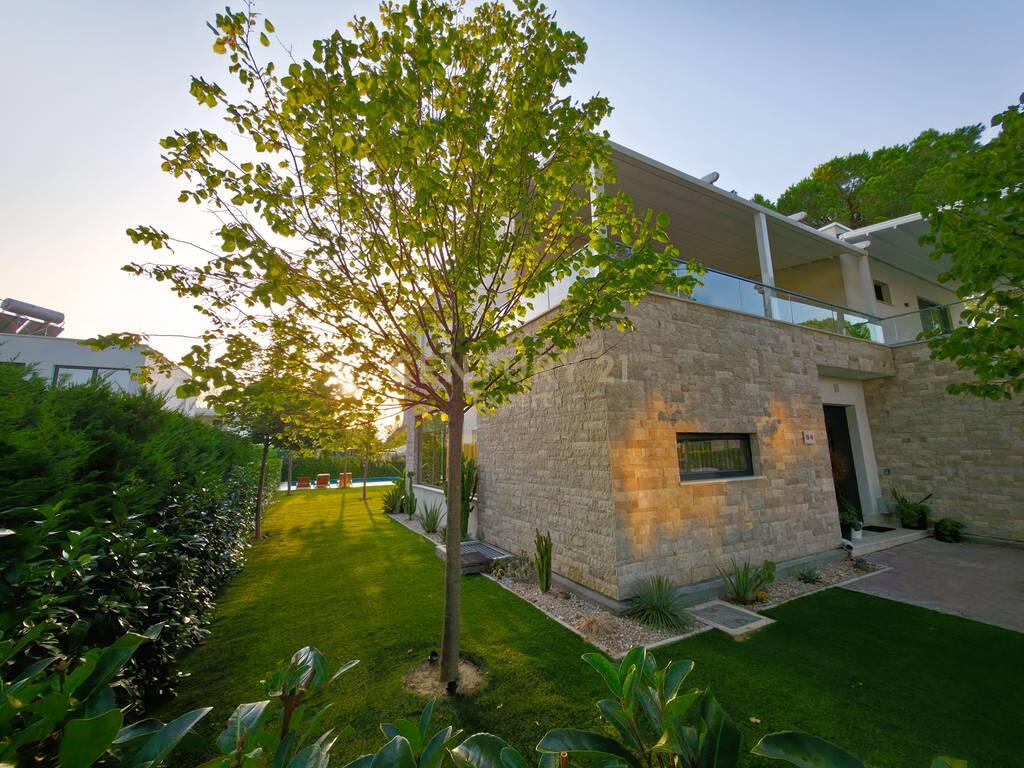 VILË MODERNE PËR SHITJE NË SAN PIETRO RESIDENCE, GJIRI I LALËZIT !!!