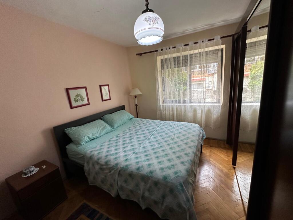 🏢Pak minuta larg Ambasades Amerikane,prane Bar Panorama jepet me qera apartament 1+1, i mobiluar.550Euro