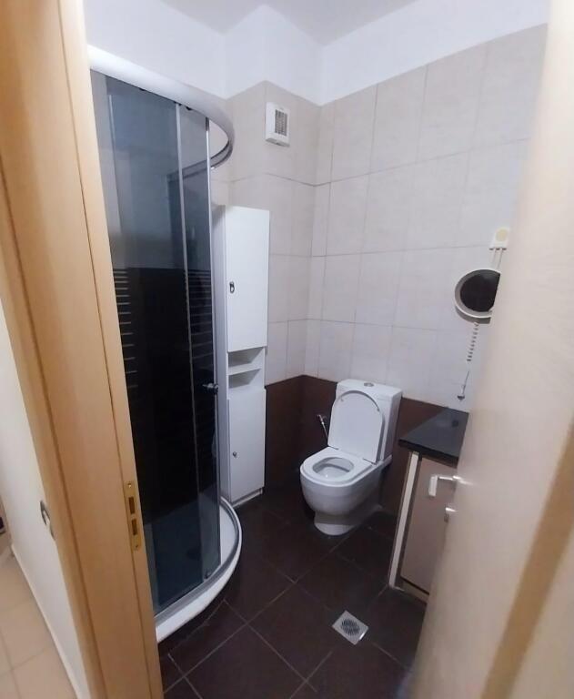 Ofrohet per qira apartament 1+1 te kodra e diellit