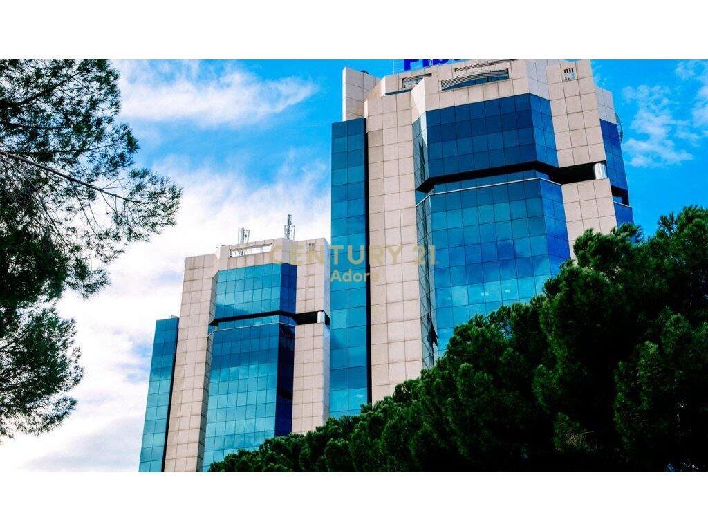 Ambient Zyre me Qira – 118 m² në Kullat Binjake, Bulevardi "Dëshmorët e Kombit"