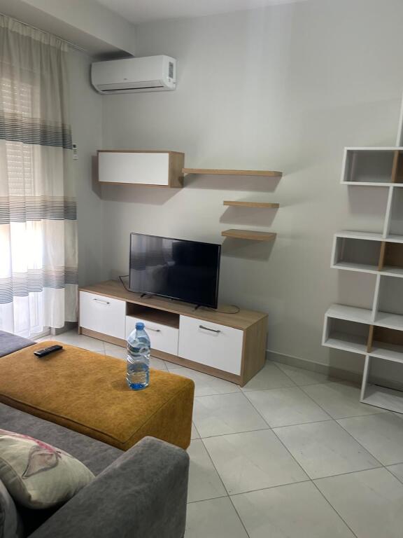 Jepet me qera super apartament 1+1 + ballkon pallat i ri tek Materniteti Ri!
