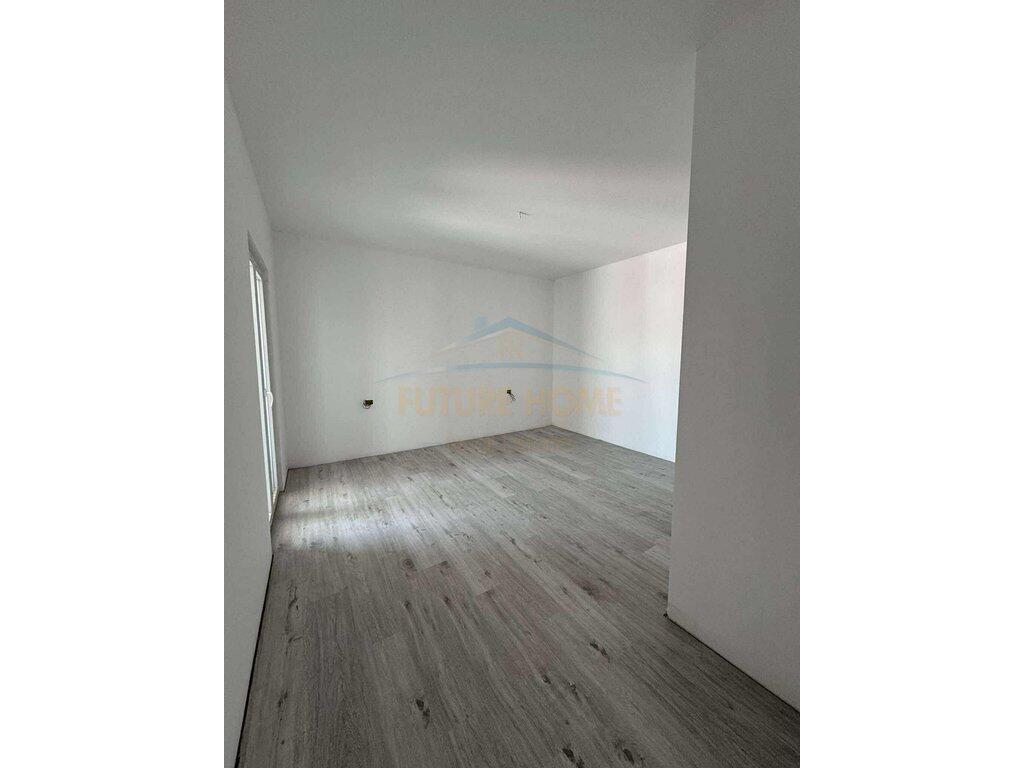 Shitet apartament 1+1 Zogu i Zi