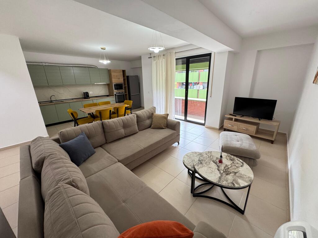 Affittasi appartamento 3+1+2  Indirizzo: Kodra Diellit 1  Arredato  4° piano  Superficie 130 m2 Prezzo 800€ con parcheggio