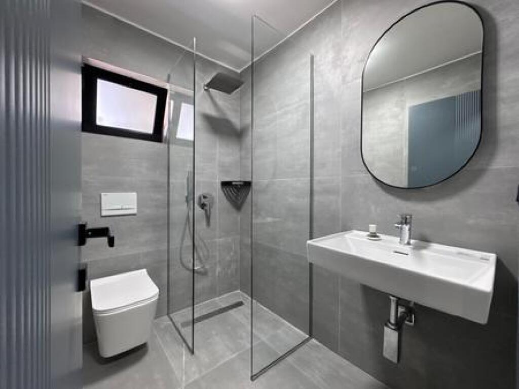 Shiten 2 Apartamente 1+1 Dhe 1 Garsionere, Rruga Mine Peza, Tirane.