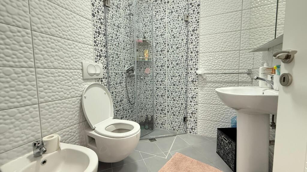 Apartament 2+1 per qera tek Rruga e Kosovarve!