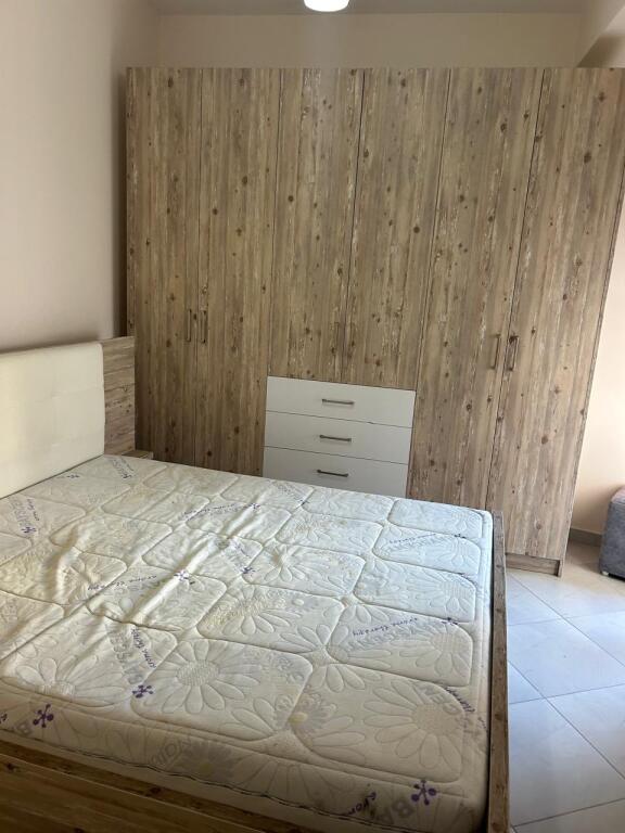 Jepet me qera super apartament 1+1 + ballkon pallat i ri tek Materniteti Ri!