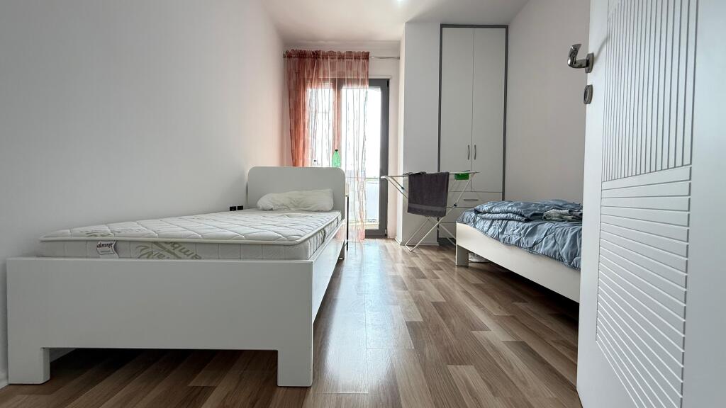 Apartament 2+1 per qera tek Rruga e Kosovarve!