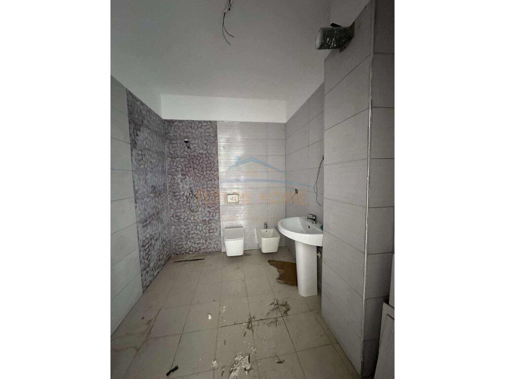 Shitet apartament 1+1 Zogu i Zi