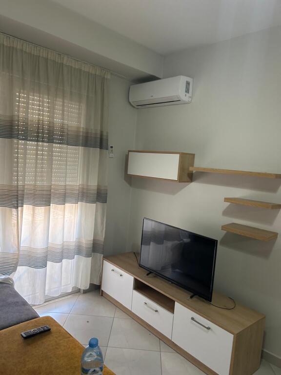 Jepet me qera super apartament 1+1 + ballkon pallat i ri tek Materniteti Ri!