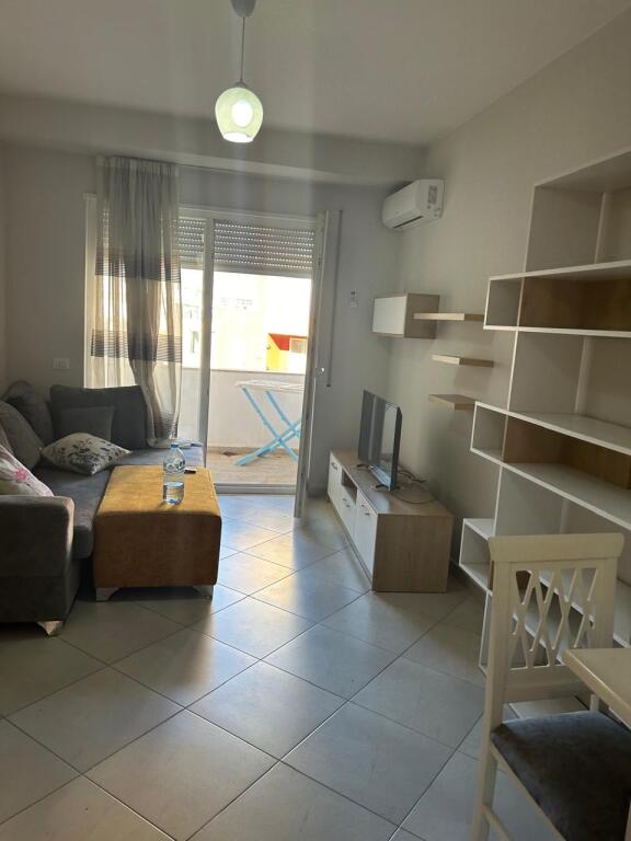 Jepet me qera super apartament 1+1 + ballkon pallat i ri tek Materniteti Ri!