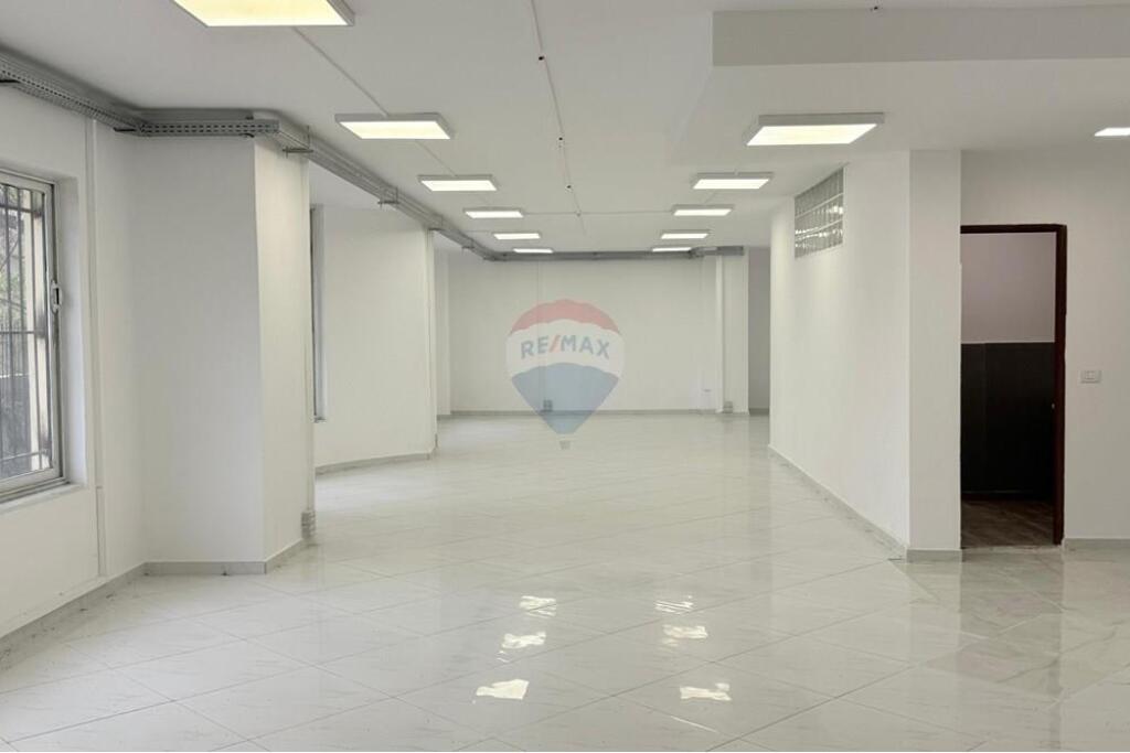 AMBIENT KOMERCIAL PER QIRA TE LIQENI I TIRANES!