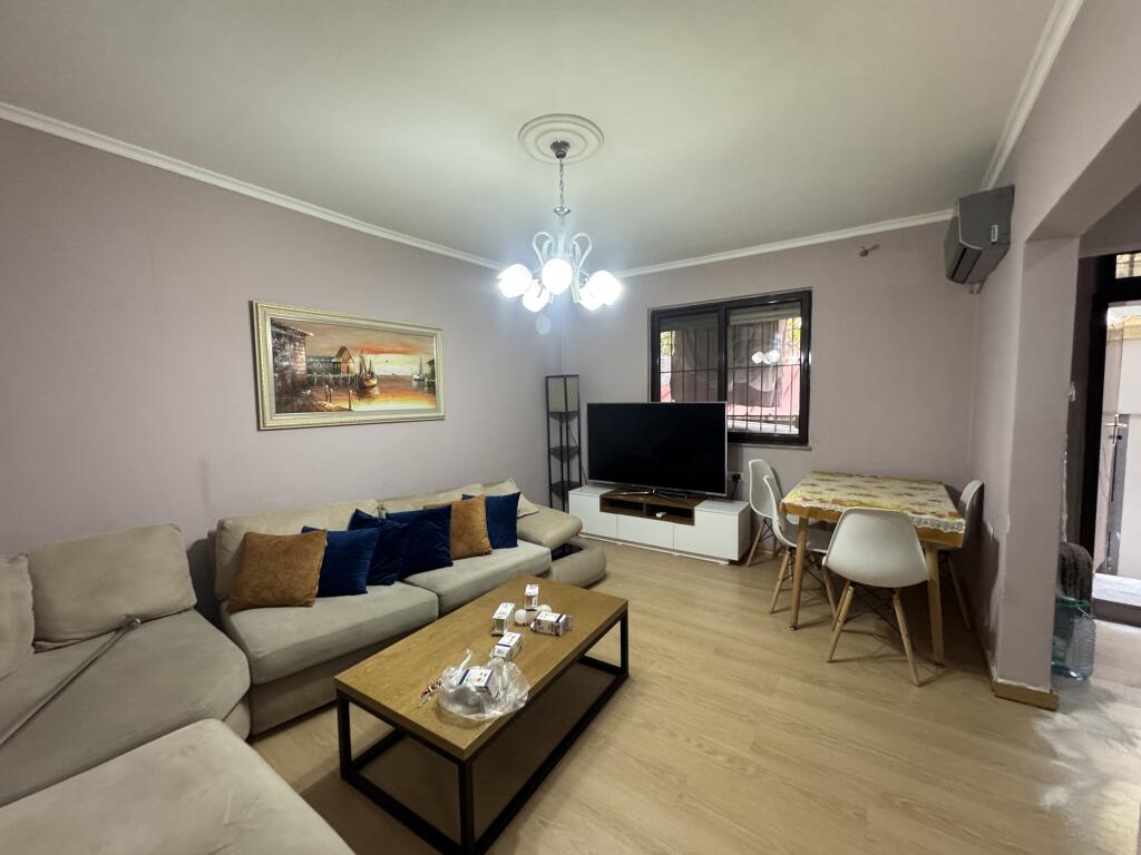 Jepet me Qera Apartament 1+1  Adresa : Ish parku rruga ndre mjeda  Kati 1  Pallat pa ashensor  I mobiluar  Cmimi : 500€