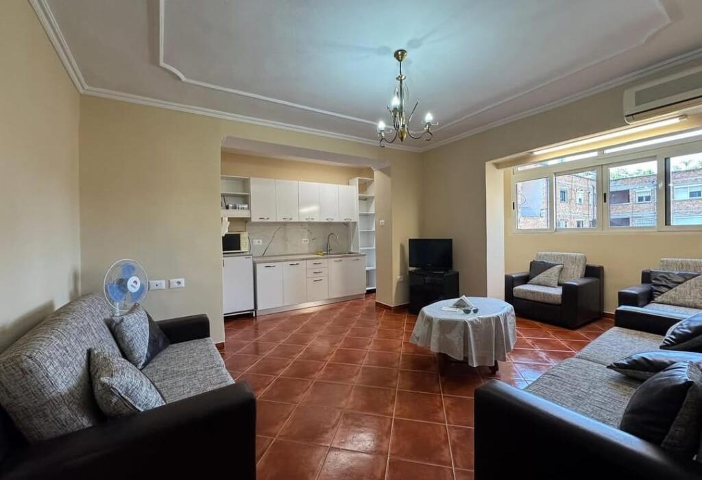 Shitet Apartament 1+1 ne Qender te Pazari i Ri.
