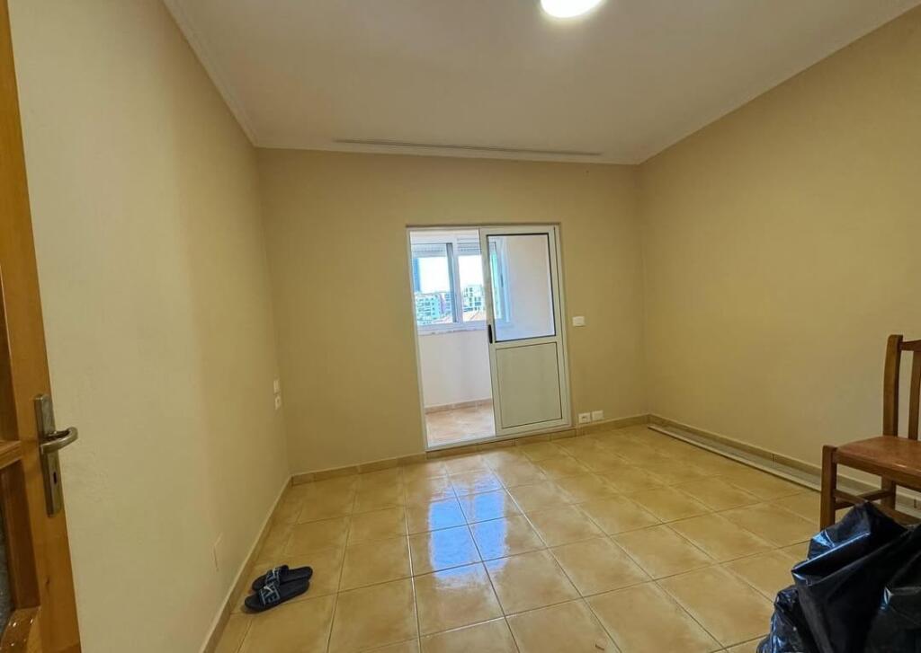 Shitet Apartament 1+1 ne Qender te Pazari i Ri.
