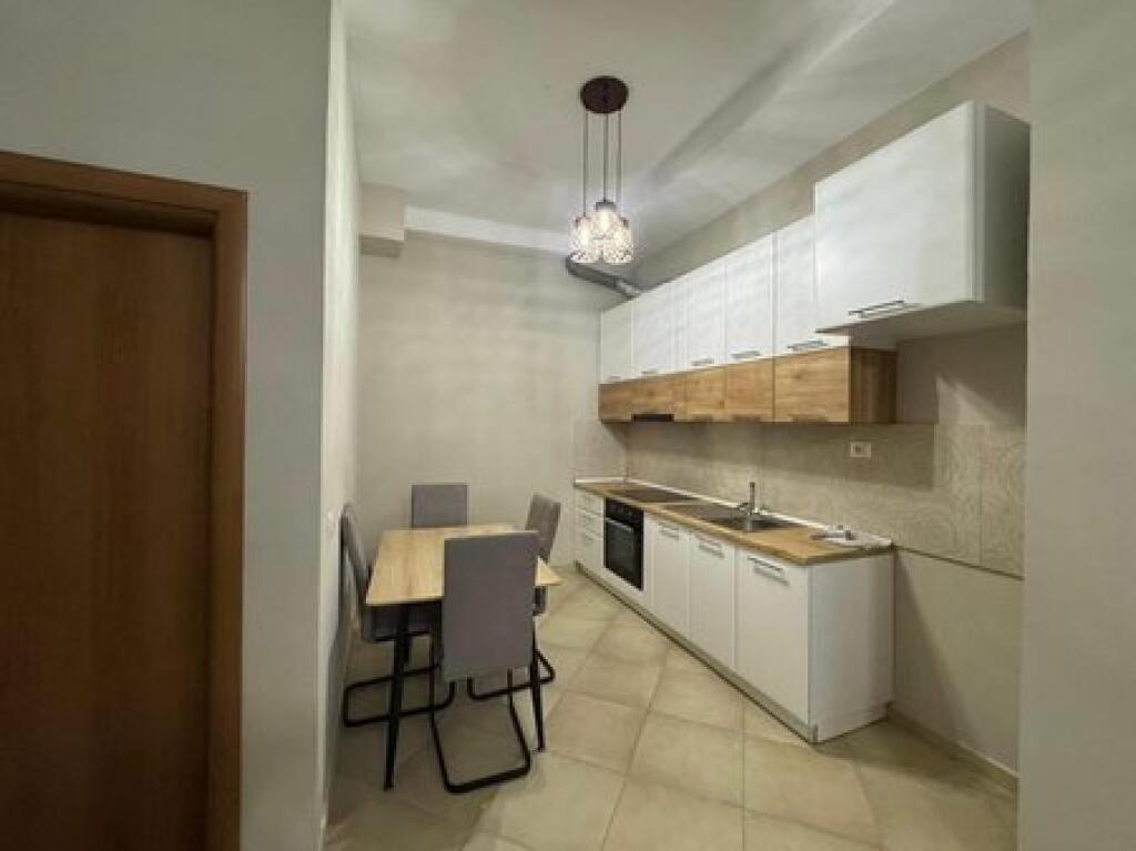 Shitet, Apartament 2+1, Fresku, Tiranë.