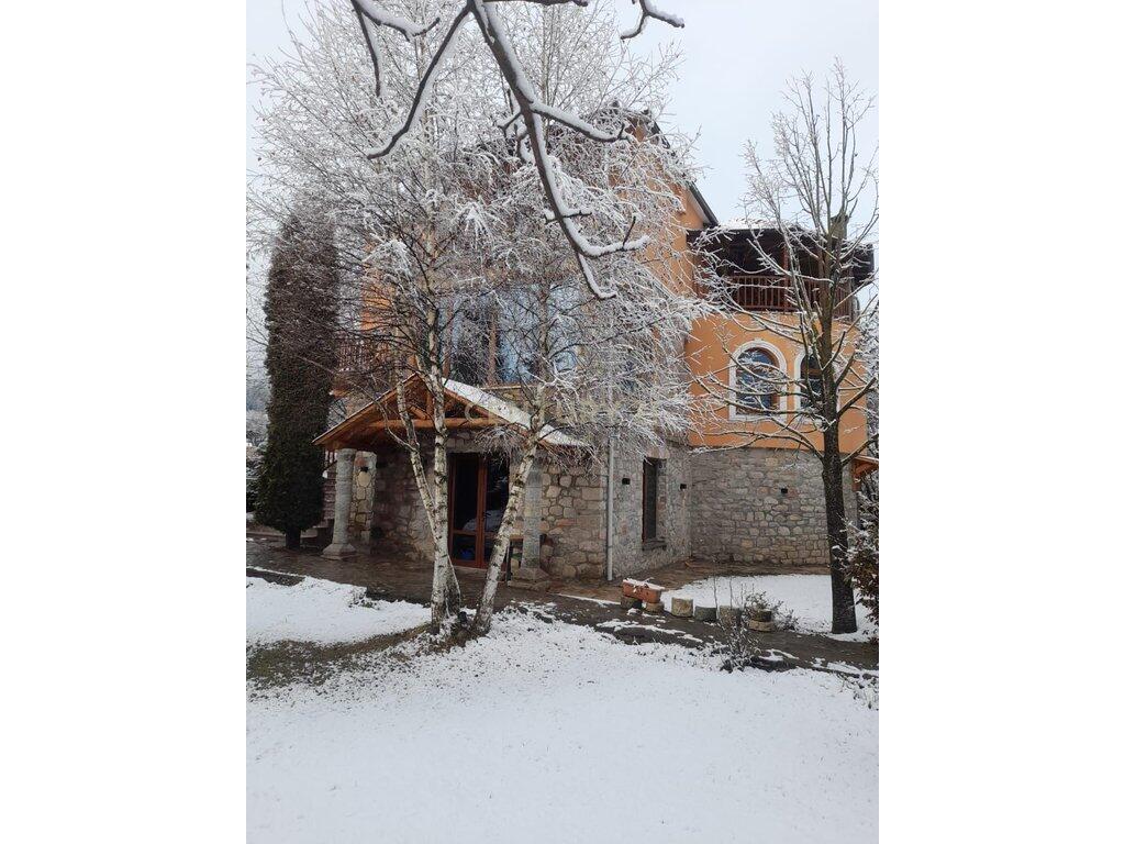 1.300 € /mese-Hotel in affitto a Voskopojë, Korçë
