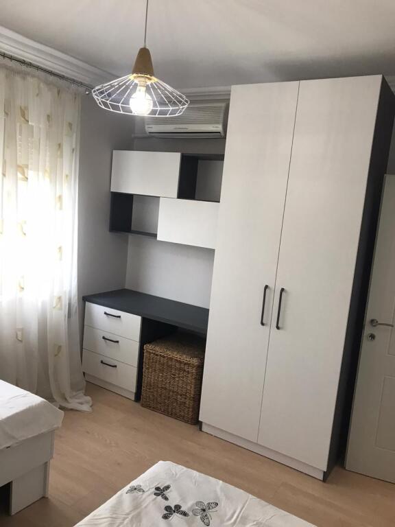 Jepet me qera 3+2 mobiluar ashensor qender 120000 lek