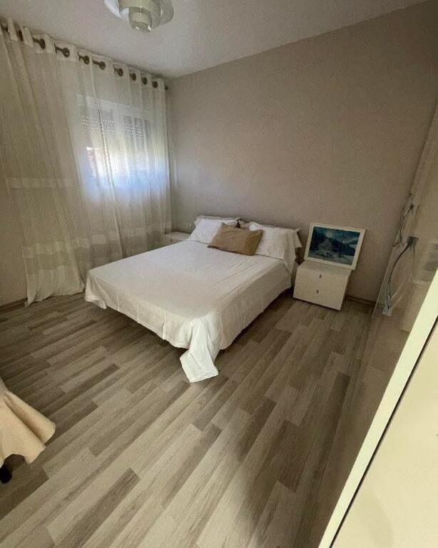 Ofrojme per qera shtepi private 2+1+2tualete me oborr te madh per 2 makina💫 Shkolla e Kuqe