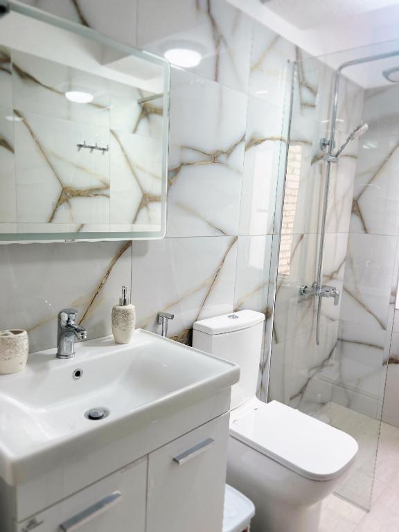 Super Apartament luksoz me qera tek Rruga e Durresit (65,000 Leke)