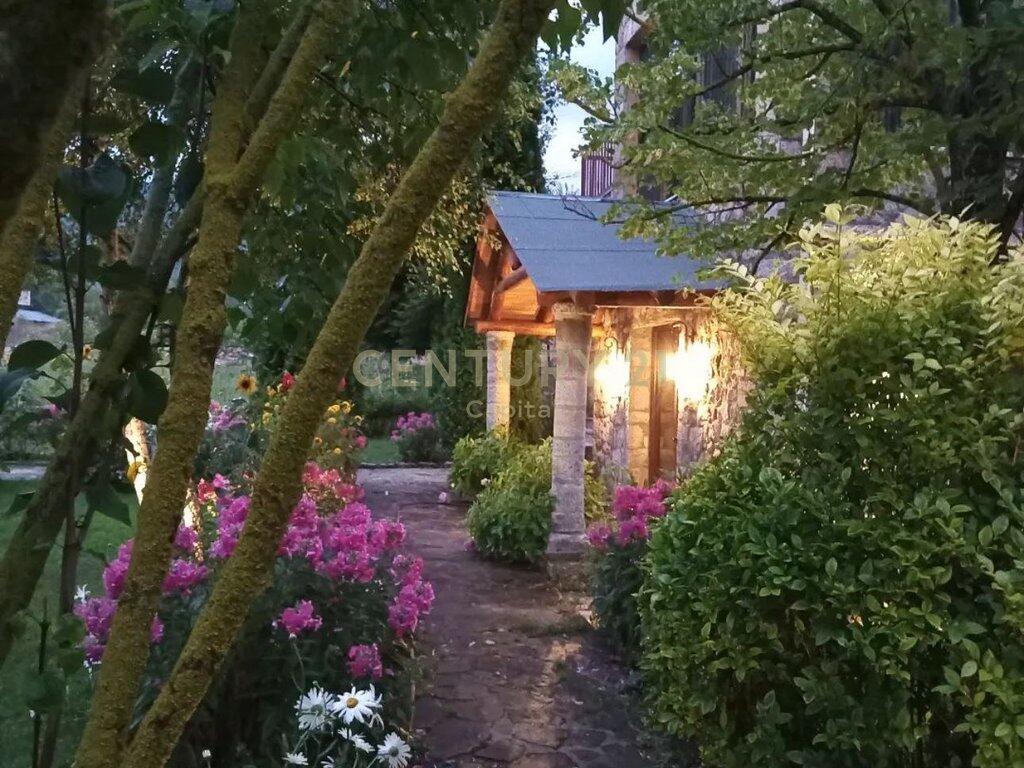 1.300 € /mese-Hotel in affitto a Voskopojë, Korçë
