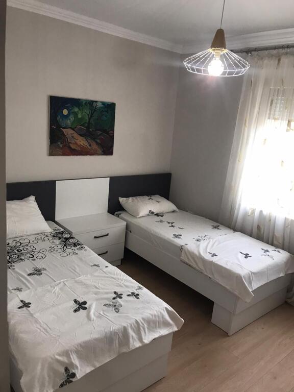 Jepet me qera 3+2 mobiluar ashensor qender 120000 lek
