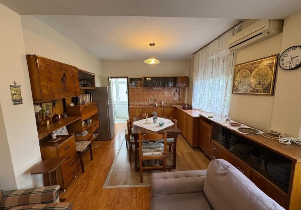 APARTAMENT ME QIRA 2+1+ANEKS -RRUGA "FADIL RADA" (PAZARI I RI)