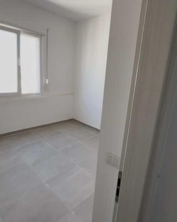 Shitet apartament Kamez