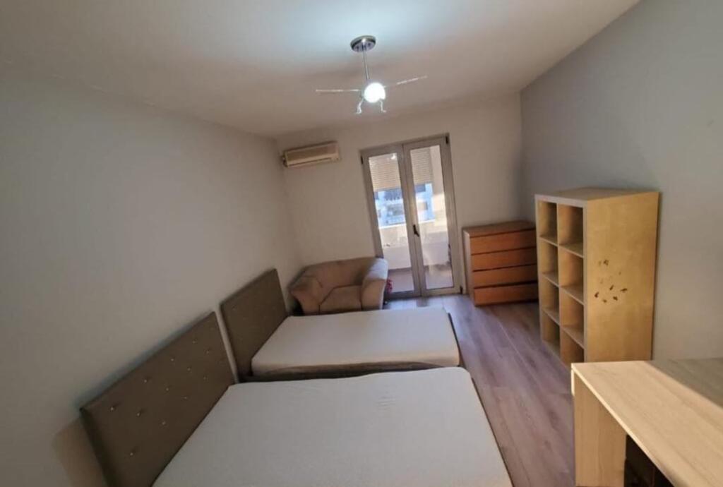 Jepet me qera apartament 2+1 te Rruga Bardhyl Perballe me Bar Oslo,