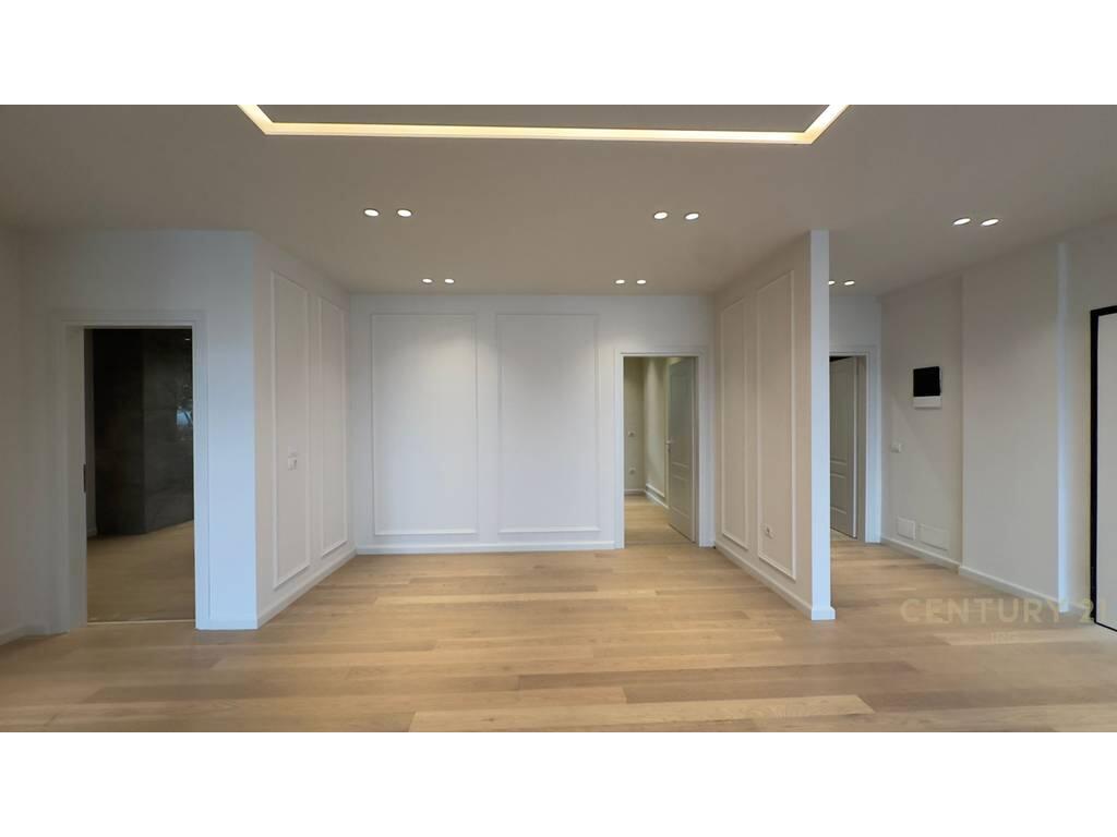 NË SHITJE – APARTAMENT LUKSOZ 3+1+2 PRANË PALLATIT TË BRIGADAVE