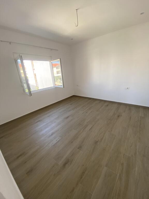 2+1,pjeserisht i mobiluar,hyrje private,sauk i ri,350 euro
