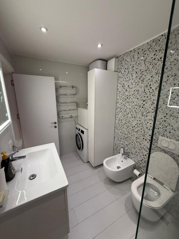 Luxury Apartment 2+1+parking for rent at 21 Dhjetori, near Kompleksi Kontakt (1000 euro)