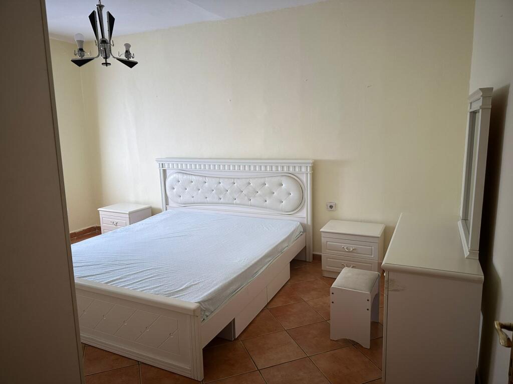 Appartamento 1+1 in affitto a Lapraka vicino a Kupola (40.000 Leke)
