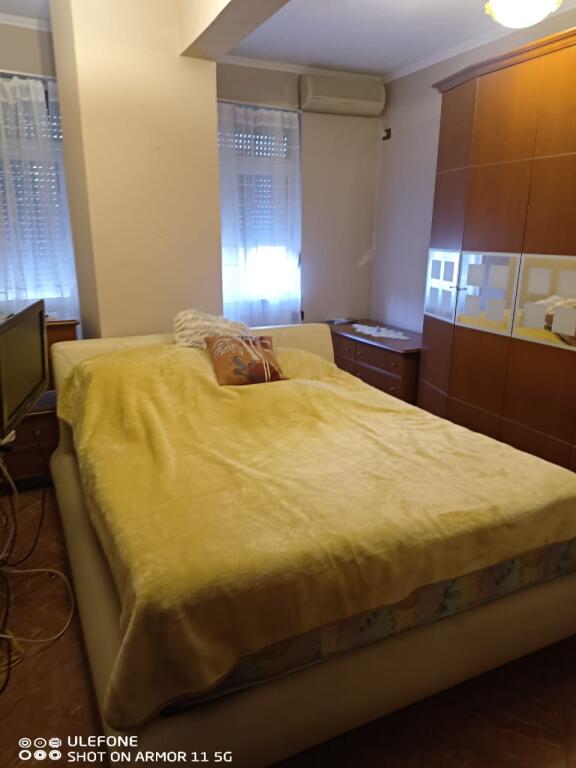 Jepet me qera 2+1 qender Piaca 700 eu mobiluar