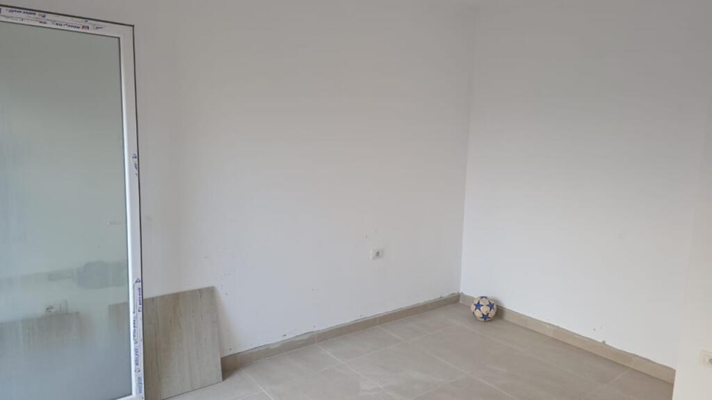Jepet me qera 1+1  te shkolla kuqe 550 eu mobiluar