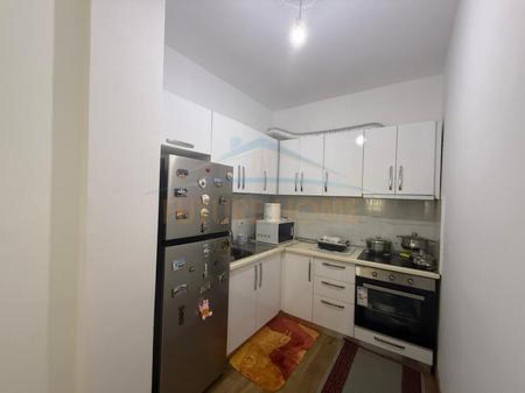 Shitet, Apartament 2+1, Rruga Shefqet Kuka.