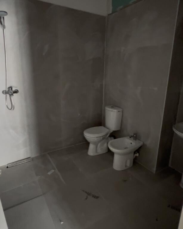 Shitet apartament Kamez
