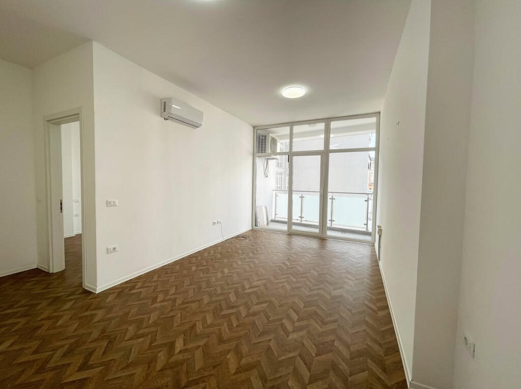 Zyre per qera tek Komuna Parisit