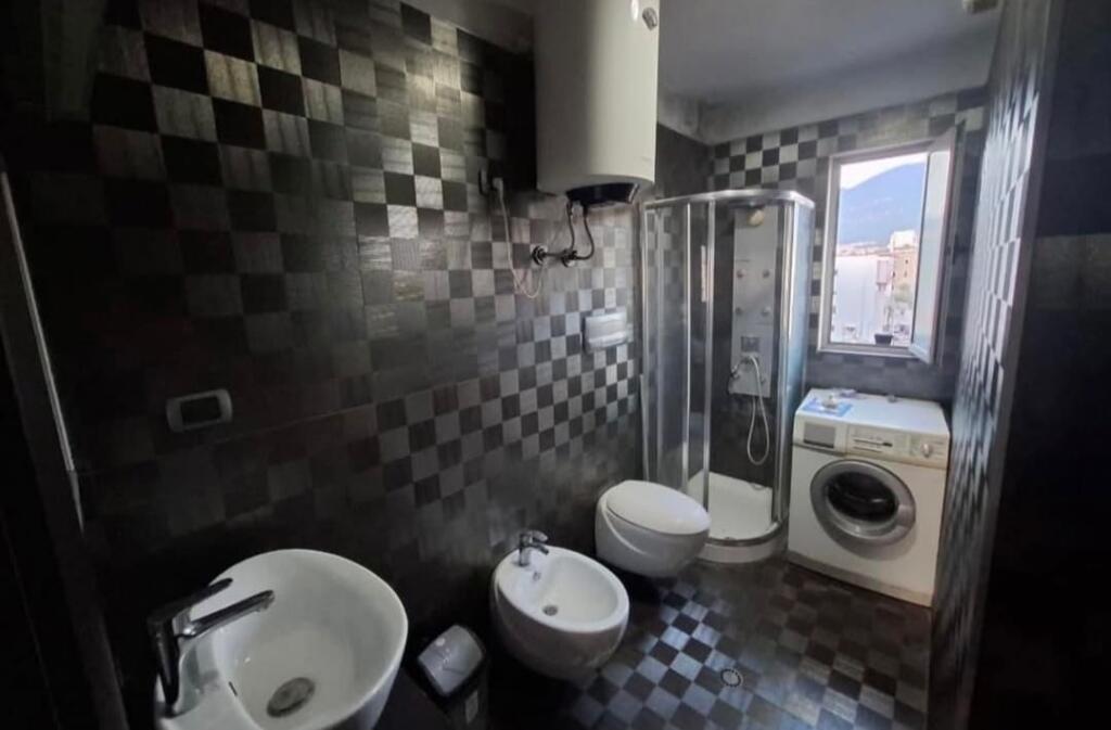 Jepet me qera apartament 2+1 te Rruga Bardhyl Perballe me Bar Oslo,