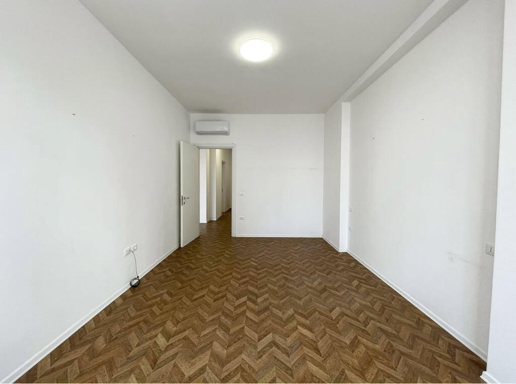 Zyre per qera tek Komuna Parisit