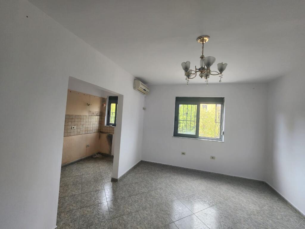 Apartament 1+1 per shitje tek shkolla 1 Maji