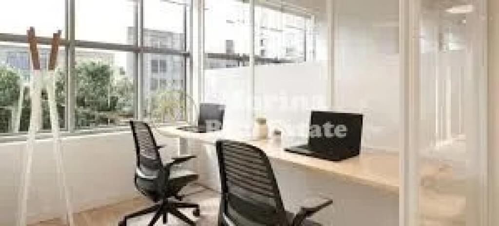 Affitto, Locale Commerciale / negozio, a Komuna e Parisit, Via Medar Shtylla, 400 euro/mese.