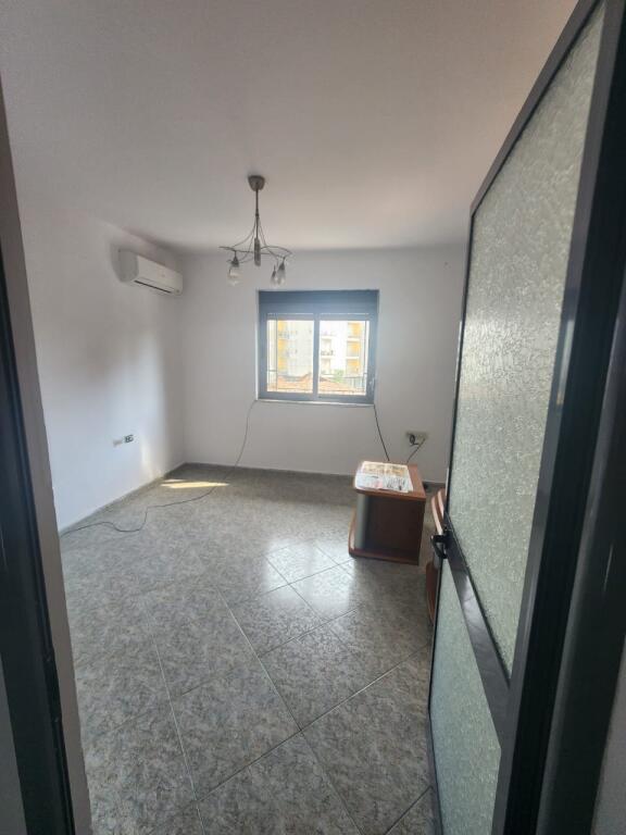 Apartament 1+1 per shitje tek shkolla 1 Maji