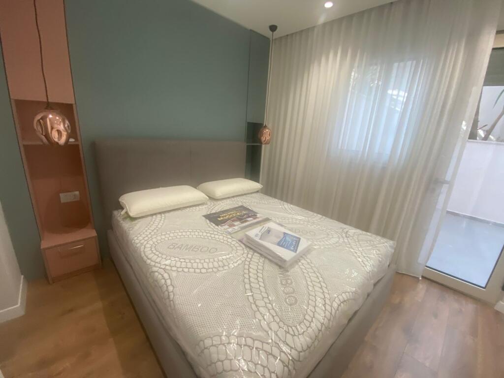 Jepet me qera 2+1 mobiluar rruga peti liqeni thate 699 eu