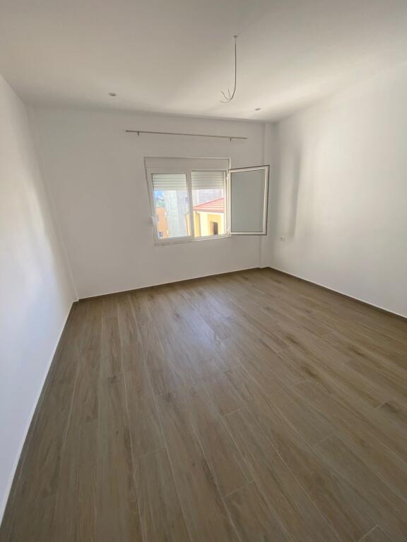 Jepet me qera 2+1 ne sauk  parking 35000 lek