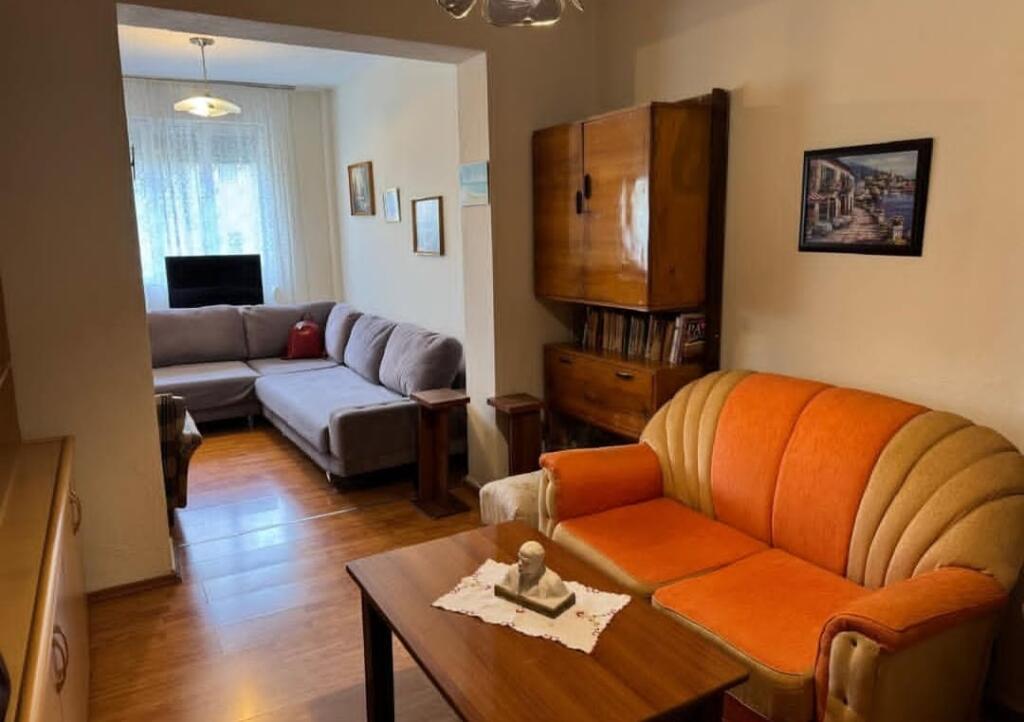 APARTAMENT ME QIRA 2+1+ANEKS -RRUGA "FADIL RADA" (PAZARI I RI)