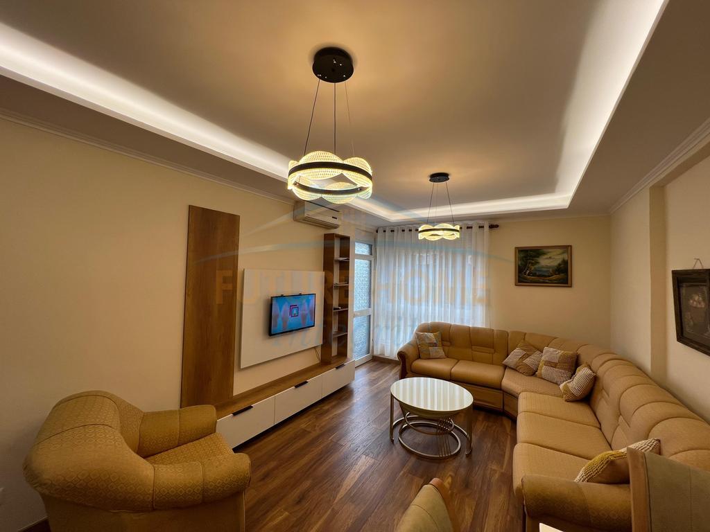 Shitet, Apartament 1+1, Pazari I Ri , Tiranë.