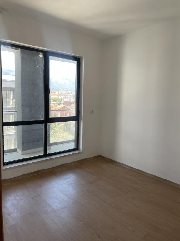 Jepet me qera apartament 2+1 pjeserisht i mobiluar tek 5 Maj kompleks i ri!