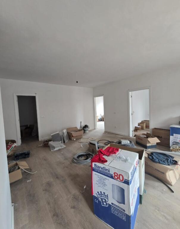 Apartament në shitje! Shkolla Kuqe 2+1+2+garderobe